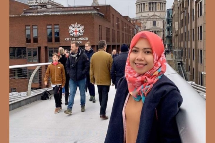 Raeni, hijaber cantik asal Kendal, Jateng, yang beberapa waktu lalu viral di media sosial, kini berhasil meraih gelar doktor di Birmingham University, Inggris. Foto/Ist