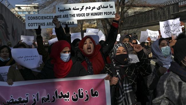 Taliban mengatakan memiliki hak untuk menghukum hingga memenjarakan siapa saja yang melanggar hukum dan ketertiban, termasuk demonstran. (Foto: REUTERS/ALI KHARA)
