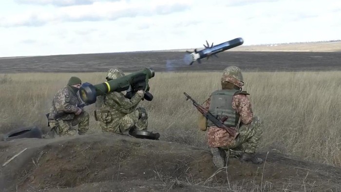 Tentara Ukraina menggunakan peluncur rudal dalam latihan militer di Donetsk di tengah kekhawatiran invasi Rusia (dok. Ukrainian Defense Ministry Press Service via AP)