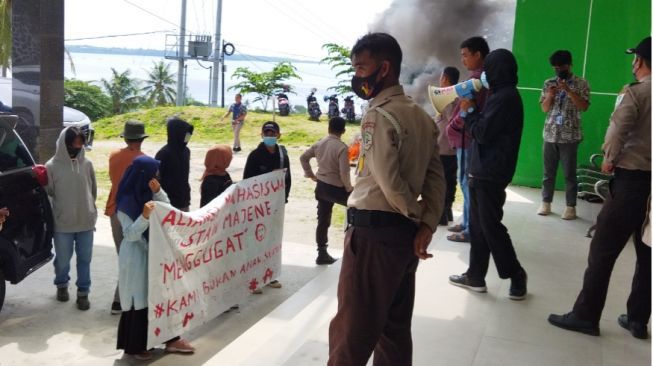oto mahasiswa STAIN Majene gelar aksi demonstrasi tuntut perpanjangan pembayaran UKT. (DocPribadi/@budi.prathama)