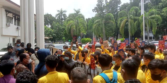 Mahasiswa Unsri berunjuk rasa di PN Palembang meminta dosen pelaku pencabulan dihukum berat. ©2022 Merdeka.com/Irwanto