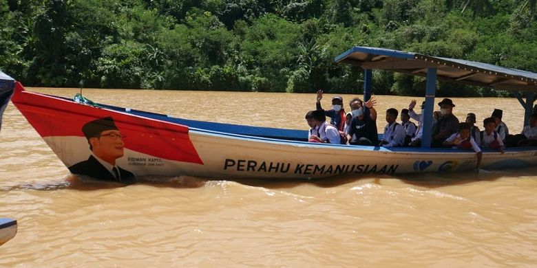 Perahu Kemanusiaan saat mengantar murid SDN Ciloma, Kabupaten Sukabumi, Jumat (8/4/2022).(DOK. Humas Pemprov Jabar)