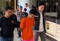 Pelaku pembunuhan kekasihnya di kamar kontrakannya, di Jalan Cemara, Duri Kosambi, Jakarta Barat, digiring di Mapolres Metro Jakarta Barat, Senin (17/7/2023). (KOMPAS.COM)