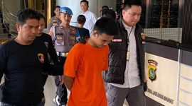 Pelaku pembunuhan kekasihnya di kamar kontrakannya, di Jalan Cemara, Duri Kosambi, Jakarta Barat, digiring di Mapolres Metro Jakarta Barat, Senin (17/7/2023). (KOMPAS.COM)