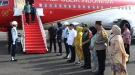 Presiden Joko Widodo dan Ibu Iriana Joko Widodo saat tiba di Bandara Fatmawati Soekarno, Kota Bengkulu, Provinsi Bengkulu pada Rabu (19/7/2023). (Dok. Sekretariat Presiden )