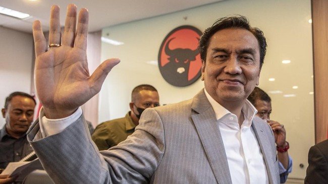 Politikus PDIP Effendi Simbolon memberi sinyal dukungan kepada Prabowo Subianto di Pilpres 2024. (CNN INDONESIA)