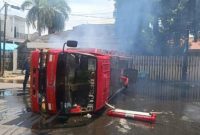 Satu unit mobil pemadam kebakaran (Damkar) Kota Makassar, Sulawesi Selatan (Sulsel) mengalami kecelakaan saat menuju lokasi kebakaran (Detik Sulsel)
