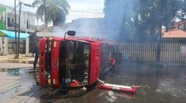 Satu unit mobil pemadam kebakaran (Damkar) Kota Makassar, Sulawesi Selatan (Sulsel) mengalami kecelakaan saat menuju lokasi kebakaran (Detik Sulsel)