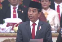 Presiden Joko Widodo melantik para akmil dan akpol di Istana Kepresidenan hari ini, Rabu (26/7). (Foto: Tangkapan layar youtube Sekretariat Presiden)