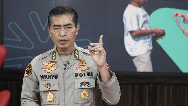 Kabareskrim Polri Komjen Wahyu Widada menyebut Pimpinan Pondok Pesantren Al-Zaytun Panji Gumilang pernah dipenjara akibat kasus penipuan (CNN INDONESIA)